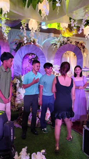 Reaksyon sa Magandang Babae sa Event Hosting