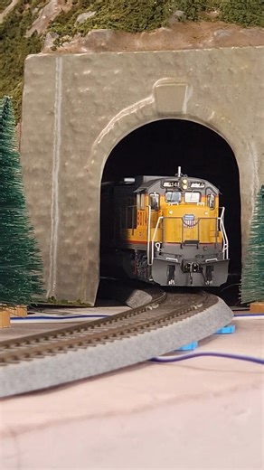Missouri Pacific C36-7 Hauling Oil And Coal Through The Mountains. #train #railway #modelrailroad
