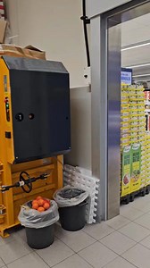 SE HER LUNDERSKOV OG OMEGN ❗️❗️👇👇 Ingen kvaler købmanden betaler - som I kan se i videoen bliver det en dyr jul 🤑🥳 Det første kalenderår for Rema 1000 Lunderskov lakker mod enden.. Og vi er SÅ glade for den måde I har taget i mod os 🙏🙏 Som selvstændig købmand i en lille by som vores, er det rigtig vigtig for os, at gøre det vi kan for at give tilbage til byen - det kalder vi for lokalt samarbejde 🤝 Vi nåede lige at være end del af Lunderskov OpenAir i år, og vi synes simpelthen at det er 