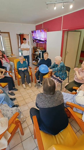 Jeu d'équipe : "Le Passe-Ballon" 🎈 👉 3 façons fun de se passer un ballon en cercle ! Règles du jeu : Les résidents, assis en cercle, doivent se faire le plus de passes possible... mais à chaque manche, les règles changent ! 1️⃣ Avec les deux mains collées 2️⃣ Avec une seule main 3️⃣ Uniquement avec les pieds ! Une activité simple, drôle et dynamique pour bouger, rigoler et travailler la coordination ! 🤩 À tester chez vous 🔥 #teambuilding #teamwork #training #fun #motivation #events #elderly