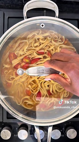 Sexta-feira é aquele dia de chegar a casa um pouco mais cedo, preparar uma comida bem caseira, meter o vinho a gelar e abrandar o ritmo…✨ Para hoje fiz um Línguine de Camarão, daqueles feitos com tempo e carinho!🍝🦐 Lembrado que esse camarão fresquinho eu comprei na peixaria do @hipercandando bem como todos os ingredientes que utilizei para o preparo dessa receita!☺️ 1) Comecei por colocar numa panela um fio generoso de azeite e deixar refogar bem as cabeças do camarão, porque é delas que vem g