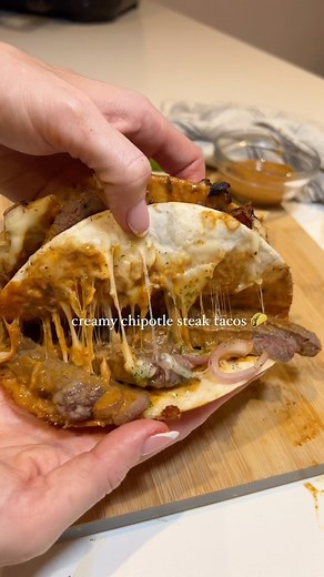 Alex Hughes | Easy Low-Cal Recipes on Instagram: "Creamy chipotle steak tacos 🌮 Nahh because these were BANGING 😮‍💨another boujee date night dinner at home that has me in a CHOKEHOLD 🔥 We’re loving our steak at the minute because eating out never happens (thanks to our lovely pup 🙃🥲 ) but you could also change up the meat go for chicken as a lighter option or pork as well as using different cheese to change the macros to suit your calorie deficit 💗 527 calories and 37g protein for two ✅ H
