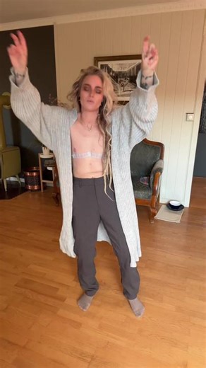 Rocking my NON-BINARY body 🤌❤️🏳️‍⚧️ 7 weeks after top surgery and I couldn’t be happier 🥰 22 years of severe body dysmorphia, im finally free as a 40 year old human 🙌❤️ Follow my journey on IG, reallymili #nonbinarytiktok #topsurgery #topsurgeryrecovery #topsurgerynonbinary #nonbinarylesbian #topsurgeryreveal #topsurgeryjourney #enbytiktok #gaytiktok #bodypositivity #enbytok #norgetiktok #fypシ #transawarenessweek