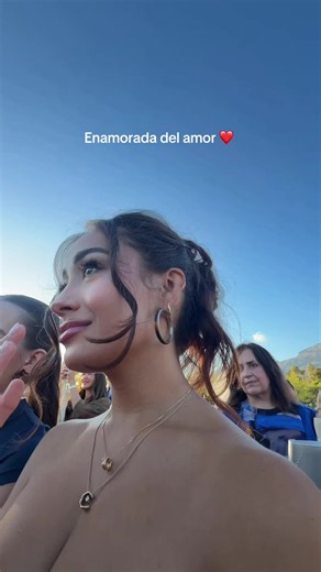 Que viva el amor — Enamorada del amor y deseo de casarse