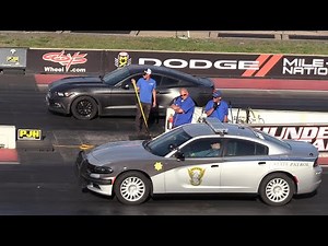 Police car vs Mustang GT - drag race