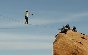 [高空扁带|Rope Swing] Sketchy Andy - Slacklining - 英语字幕