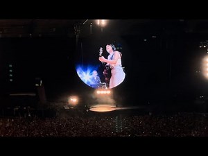 Coldplay play Green Eyes with fan on guitar - Brussels - Aug 8, 2022