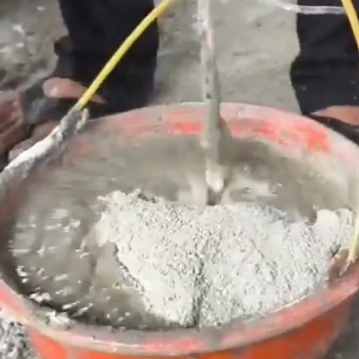 Cara mengaduk adonan semen biar halus pakai alat ini, lanjut mlester