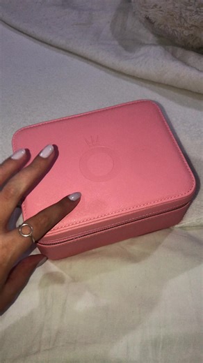 Tour pelos meus aneis. Amo acessorios, a maioria das minhas compras são qundo eu vejo vantagem💍✨ #acessorios #acessoriosfemininos #jewelry #ring #anel #prata #acoinoxidavel #shein #aliexpress #vivara #vanity #aesthetic #preppy #cleangirl #vanillagirl #pinterest #thatgirl #pandora #acessories #beauty #beleza #dicas #tour #joias #joiasemprata #umboxing #prata925 #prata950