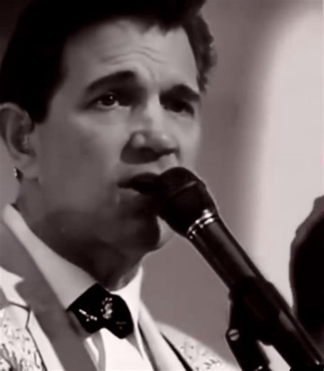 Chris Isaak - "Can't Help Falling In Love" | Sαmιά ‘