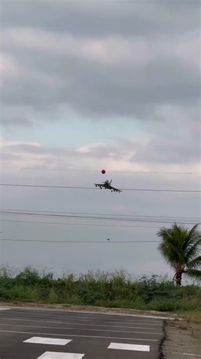 #freewing #eurofightertyphoon #eurofighter #landing #rcplanes #rchobbies #rchobby #edf #aviation #rc