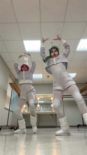 This one was a good warmup before the show🥵 DC: @Sergio Reis #elves #viral #twins #cirquedusoleil