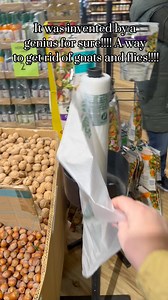 158K views · 173 reactions | Life Hack練練練 It was invented by a genius for sure!!!! A way to get rid of gnats and flies!!!! It works 100%.#lifehack #viralvideo #hack #home #homehacks #flies #useful | Vitalia MomHack | Facebook