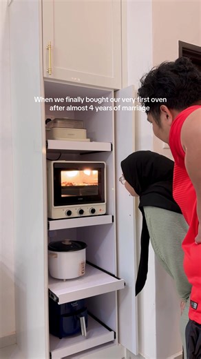 🧑🏻‍🦱: Biy buat kuih raya tahun ni 🧕🏻: Mana ada oven 🧑🏻‍🦱: Kalau saya belikan, biy buat tak? 🧕🏻: Okay beli lah #fyppppppppppppppppppppppp #momlife