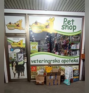 Nismo imali jelku 🎄, ni lampice, ali smo imali Deda Mraza u pravom smislu te reči 🎅🤗🎄❤️ U tišini, bez buke i velikih reči, stiglo je ono što nam je u ovom trenutku bilo najpotrebnije – 360 kg granula za naše pse 😍 i puuuuna kutija najsavršenijih povodaca, amova i ogrlica 😍😍😍 Ova donacija znači pune činije, mirnije dane i manje brige za nas ! A za njih – sigurnost, rutinu i osećaj da nisu zaboravljeni 🤗🤗 Od 🩷 hvala pet shopu @petshopbuvara što su prepoznali naš rad i odlučili da budu u