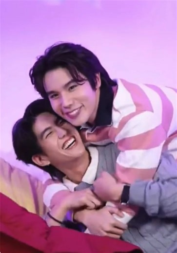 Exploring Chemistry in Jimmysea's Unique Hands