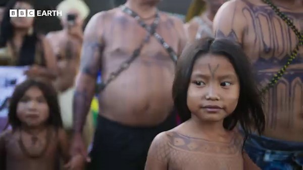 Skoro dve decenije otkako je originalna serija Planeta Zemlja emitovana na BBC One, svedoci smo kako su nauka i tehnologija napredovale, ali i kako se naša planeta promenila. Došli smo do kritične tačke u istoriji planete gde se i svet prirode se promenio više nego što je ikada ranije zabeleženo u ljudskoj istoriji. Ove promene su se osetile u svakom ekosistemu i od strane bezbroj živih bića sa kojima delimo ovu planetu. Pratite novi serijal Planeta Zemlja III od 12. novembra, svake nedelje u 18
