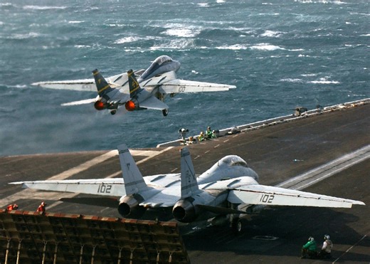 三架F-14舰载机，20秒内先后弹射起飞