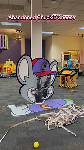 We explored an abandoned Chuck E Cheese with all of the games left behind! 😳 | Oxidize93