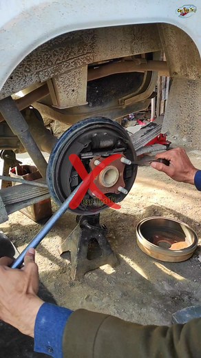 How To Remove A Rusty Axle Without Tools #cartipstv #mechanic#Hyundai #Mercedes #Kia #Nissan #fordaustralia #toyotahilux