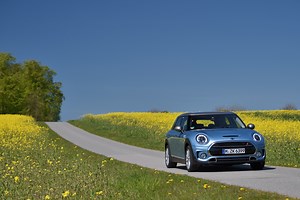 Video Comparison: 2016 MINI Cooper S Clubman vs VW Golf GTI
