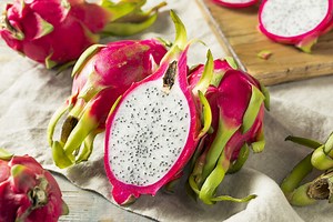 Pitahaya o fruta del dragón, la llamativa fruta exótica que ya se cultiva en España: características, propiedades y usos en la cocina