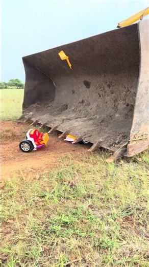 BIG TRUCK DAMAGED BY MY JCB