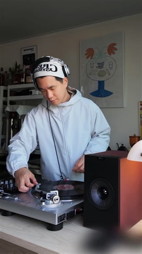 KEF Hong Kong | 享受黑膠，輕鬆自在。 KEF Coda W 內置唱頭前級放大器，可直接連接黑膠唱盤，無需額外擴音機，輕鬆打造黑膠播放系統。配備 Bluetooth 5.4 及 aptX Adaptive，帶來高品質、低延遲的無線播放體驗，聲音清晰細緻。... | Instagram