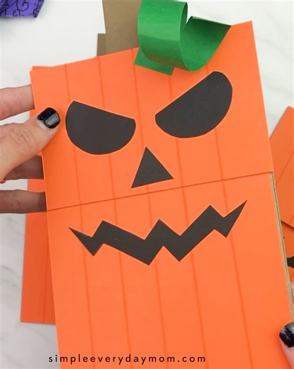 This jack-o'-lantern puppet is such a fun way to play after crafting! Template 👇 | Simple Everyday Mom