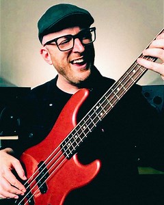 In this quick lesson, Ian Allison breaks down Cliff Burton's iconic bass tone from Metallica's "For Whom The Bell Tolls" 🔥. See you in the shed! #Shorts #IanAllison #BassGuitar | ScottsBassLessons.com