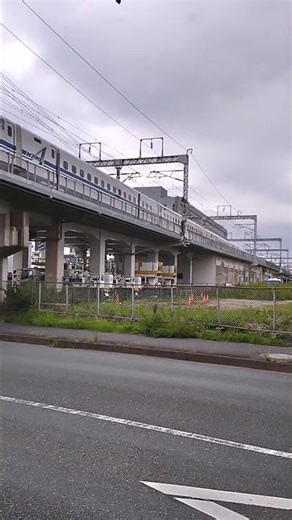 数秒で通過する東海道新幹線N700系のぞみ号。浜松駅付近。
