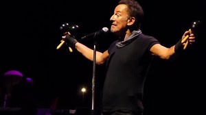 24K views · 965 reactions | "Pretty Flamingo" canción escrita por Mark Barkan y lanzada originalmente por Manfred Mann como single en 1966.Versión interpretada por Springsteen el 30 de Agosto de 2016 en el MetLife Stadium de East Rutherford, New Jersey | Springsteen & Rock Music | Facebook