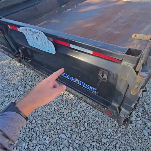 Load Trail dump trailer at auction