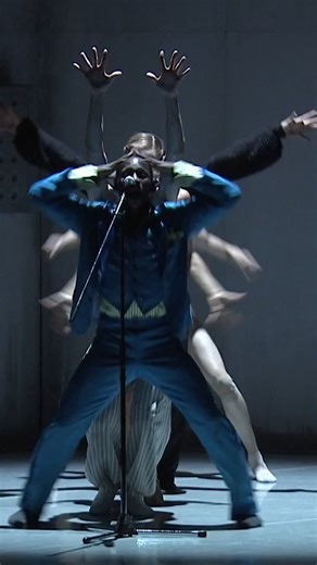 [Numeridanse X Montpellier Danse] 🎥 « Betroffenheit » de Crystal Pite et Jonathon Youg "Betroffenheit" est un mélange de théâtre et de danse qui repousse les limites et explore les états psychologiques du traumatisme, du chagrin et de la dépendance. Le titre de la pièce est un mot allemand qui se traduit à peu près par un état de choc, de perplexité ou de consternation. Betroffenheit est basé sur la propre expérience de Young – sa fille adolescente, sa nièce et son neveu sont morts dans un ince