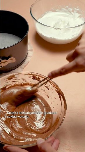 Neljän aineksen ranskalainen suklaakakku