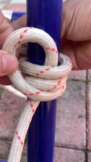 Simple and structurally stable method of anchoring with rope knots
