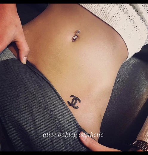 Discover Alice Oakley's Unique Aesthetic Vibe