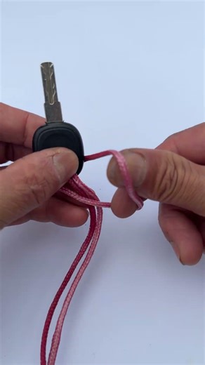 Learn to tie a keychain with rope in 3 steps, simple and secure!