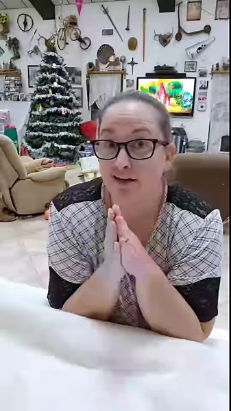 This is how I cut my 2.5-inch batting strips from my large batting on a roll. #jellyrollrug #sewing #diy #handmade | Uniquely Mateo