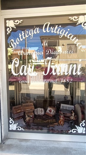 Attilio, Luca, Michele e Silvia della nostra POEM hanno incontrato CME Nuovi Accordi APS e hanno potuto ammirare all'interno della bottega artigiana di Cav. Giuseppe Ianni & figli tutti i passaggi per realizzare l'organetto. 流E voi li avete visti tutti i pezzi che assemblati creano questo strumento meraviglioso? | Valdesi di Calabria | Facebook