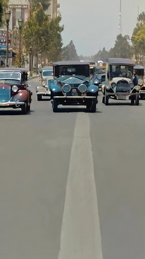 246K views · 9.1K reactions | Restored footage from circa 1935 of cars driving down a street in Beverly Hills, Los Angeles, California, United States. Footage frame rate increased, upscaled and “colorized” by HistoryColored using AI technology. - Footage originally from: Beverly Hills, California Street Scene, ca. 1935, Internet Archive #history #cars #beverlyhills #losangeles #usa #restored #historicalfootage #restored | History in Color | Facebook