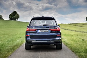 BMW X7 M50i Drag Races Hardcore Off-Roaders In V8 Fight