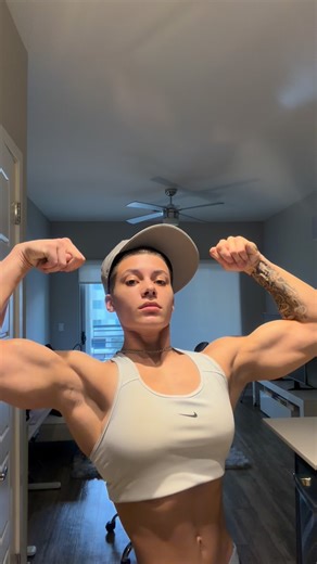 Lynley Weierick on Instagram: "PULL DAY TODAY🏋️‍♀️ #wlw #physique #masc #gymmotivation #personaltrainer"