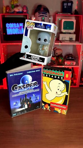 BOO! 👻 Garparzinho, o fantasminha camarada (Casper 1995) já tem 30 anos e ainda é um dos meus filmes favoritos, amava assistir na Sessão da Tarde e ao desenho nessa fita VHS. É uma super dica de filme leve, divertido e emocionante para assistir no Halloween 🎃 Esse Funko foi lançado em comemoração aos 30 anos do filme, ficou uma gracinha na minha estante. Lembravam dele? Me falem nos comentários e me sigam para mais nostalgia. | Coisa de Moriá