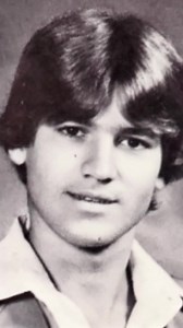 98K views · 111 reactions | Qui est-il ?  Cette star de la musique country a conquis le monde avec ses hits iconiques, mais son parcours n'a pas été sans défis.  Du succès en tête des classements aux luttes personnelles, sa vie a été un véritable rollercoaster. Maintenant, dans la soixantaine, il fait à nouveau la une des journaux !  Découvrez son nom et son incroyable histoire dans le commentaire en haut ! ⬇️⬇️⬇️ | La journée amusante | Facebook