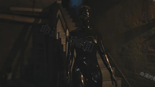 【蒙面胶衣女杀手】AMERICAN HORROR STORIES S01E01-3-斯嘉丽在与朋友的电话中心里受伤于是穿上全包黑色胶衣后刺杀了过来找她的朋友们
