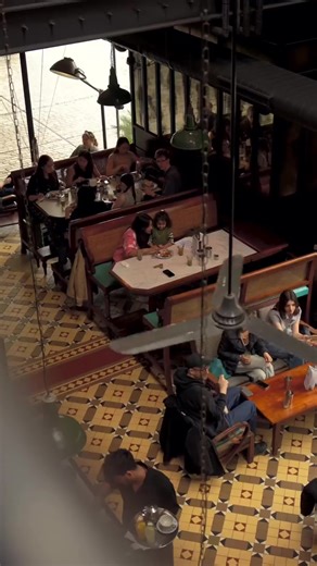 This restaurant gives free meals… but it’s actually just a 16% discount 🎲 Sounds crazy, but here’s why it works: Most restaurants panic during slow hours → “Let’s do 10% off… maybe 15%…” Customers? They just compare prices and go somewhere else. Dishoom flipped the game. No boring discount. They turned it into a chance to win. 👉 Come back before 6PM 👉 Roll a dice 👉 Hit a 6 = FREE meal 👉 Miss = pay full Simple. But here’s the trick: Only 1 in 6 people win. That’s ~16.6% cost. Same as a norma
