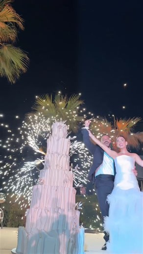 Egyptian Weddings on Instagram: "Doing forever in Style, Elegancy and Royalty ✨Catch the full Wedding Coverage in our Highlights 🤍 Congratulations to this Special Couple @rlrapunzel @itsahmedzika ————————— - Wedding Planner : @_theventcollective @rarefiedevents_ - Makeup Artist: @dinaragheb - Bridal Bouquet: @mennatahoon_bridal - Wedding Gown : @hamdaalfahim - Videography, Light & Cinematography : @pro_vision_ @mohamed_elkilanyy - Hairstylist: @ahmed.deifff - Photography: @abdelwahabshaheen ___