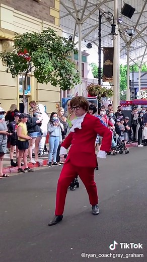 #answer to @spidermark790 the full version of #austinpowers #dancing with his #girls at #movieworldaus #themepark #yeahbaby @ryan_coachgrey_graham