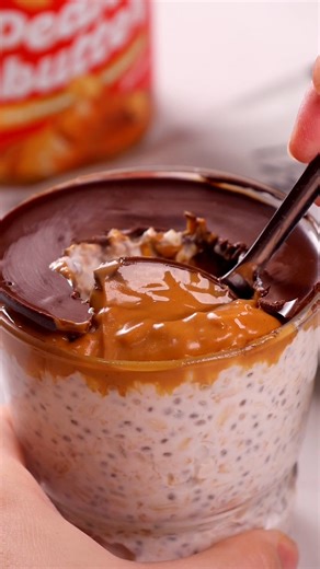 Famille Healthy - Recettes saines on Instagram: "👉 -10% sur @prozis avec le code FAMILLEHEALTHY + pleins de cadeaux **collaboration commerciale** Commentez « Recette » pour recevoir la recette de l'overnight oats protéiné au beurre de cacahuète by @famillehealthy ⁠#overnightoats #recette #miam #perdredupoids #alimentation #maigrirensemble #instaregimeuse #mangerbien #dietetique #alimentationsaine #minciravecplaisir #regimeuse #mangerbouger #viesaine #mincir #repriseenmain #produitsfrais #maigri